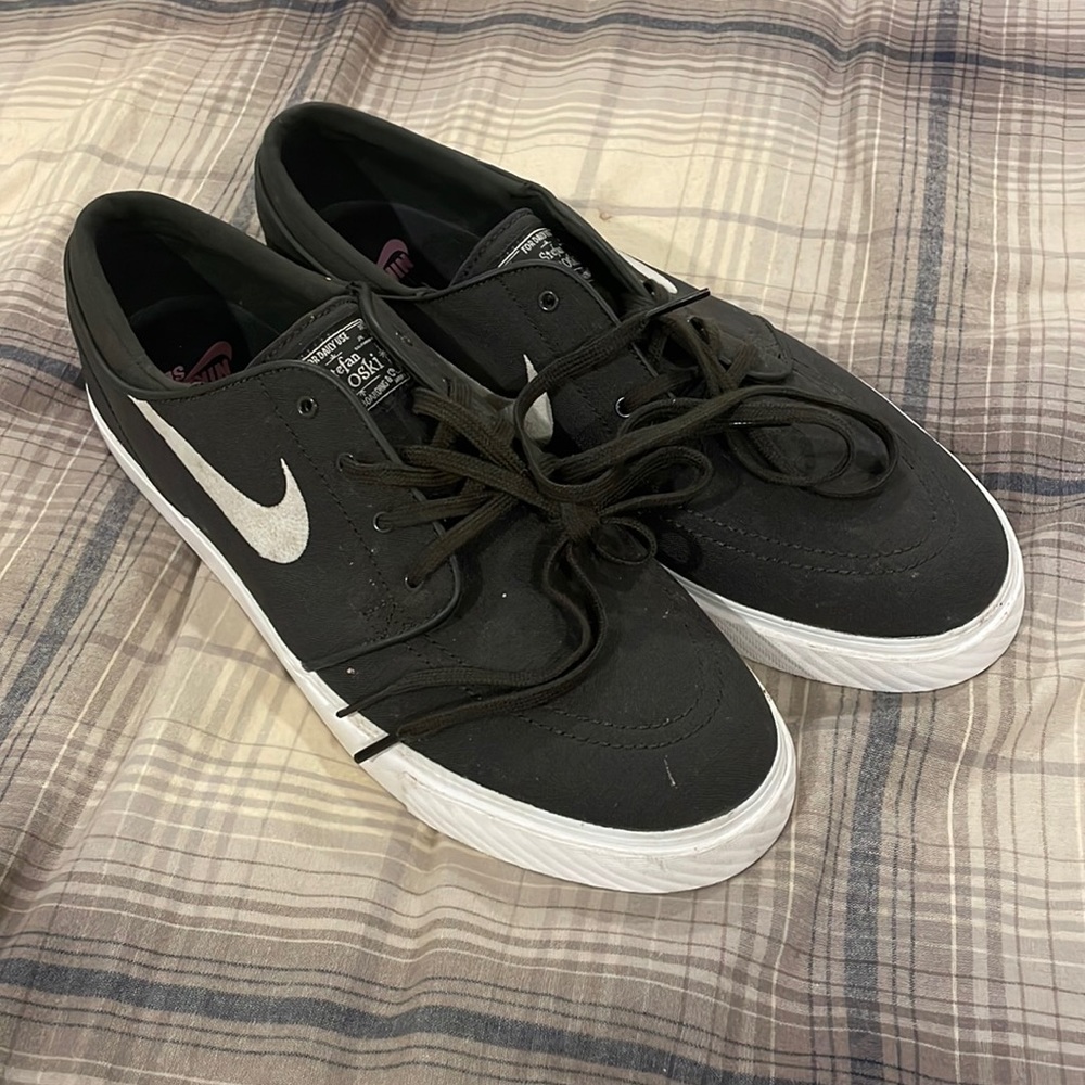 Dark Green Nike Janoski’s Size 11. Never worn.